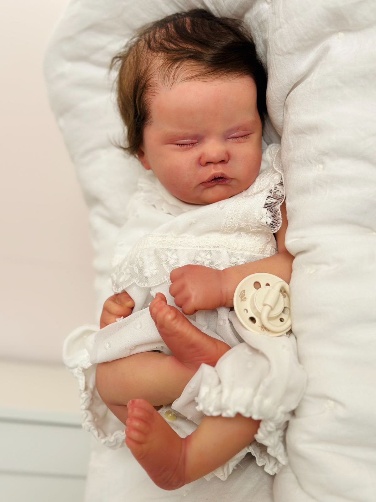 Reborn Baby Quinbee, 50 cm, mit dunklem Haar und kleiner Puppe im Arm