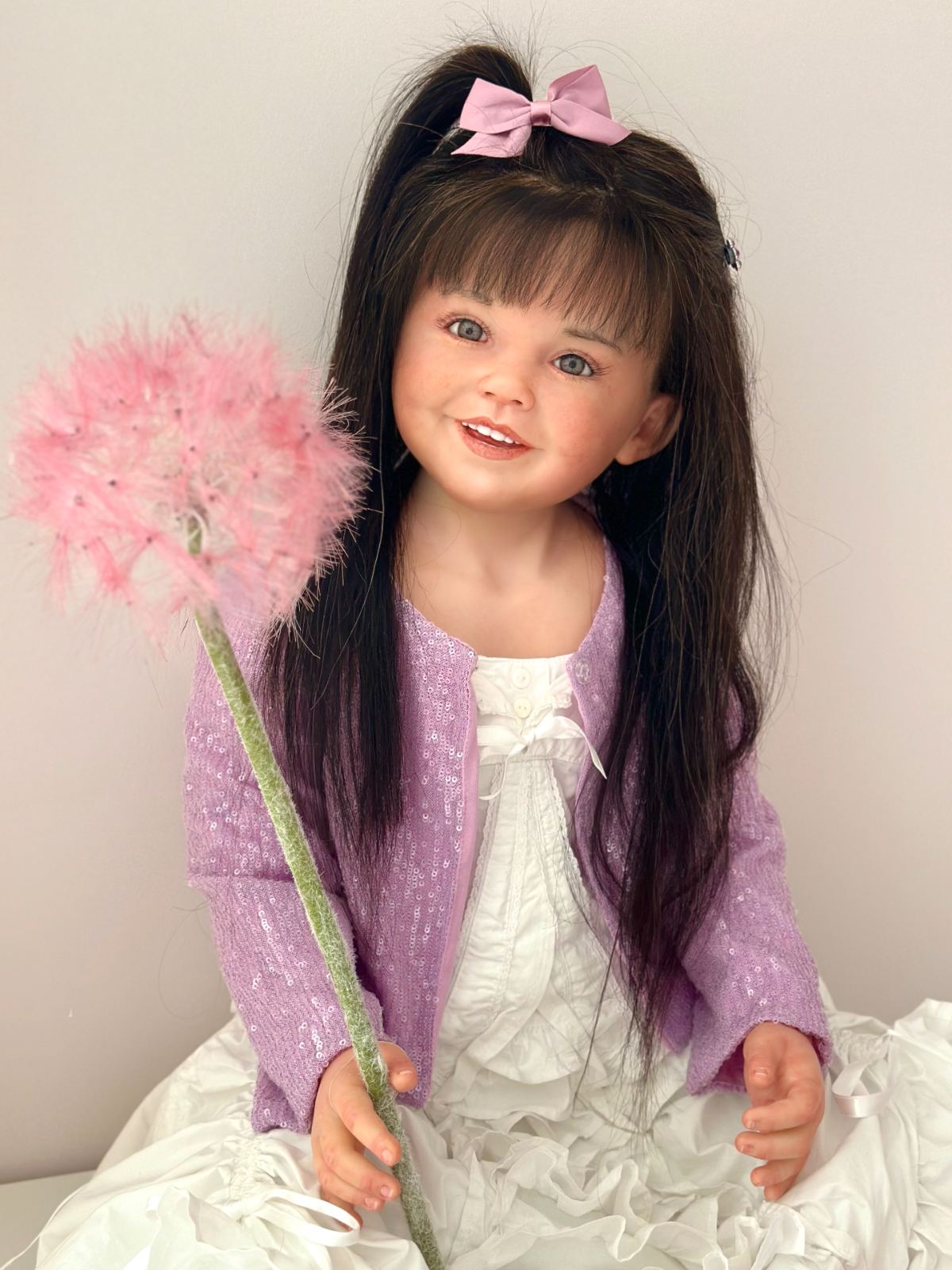 Reborn Toddler Shanti, 1,10 m, sitzend im Kleid