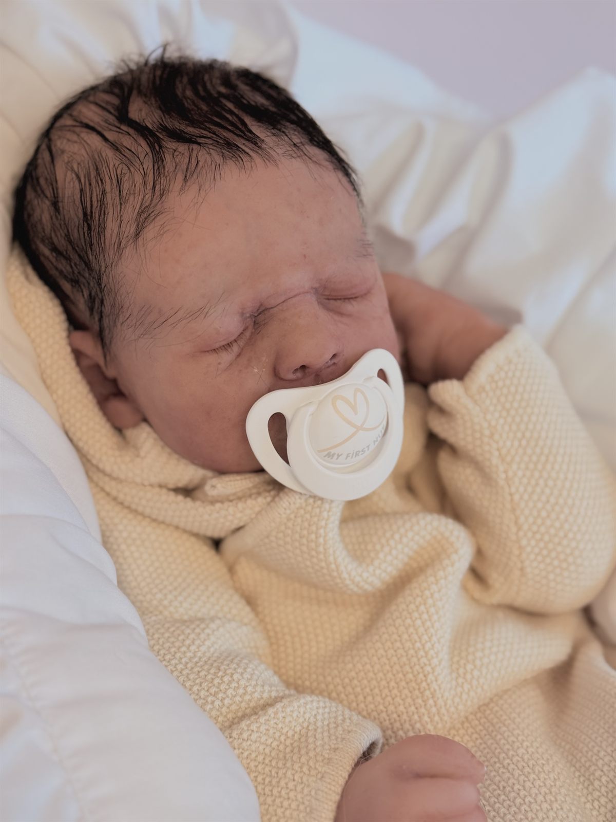 Teilsilikon-Baby Gähnerle, 50 cm, gähnend in heller Kleidung