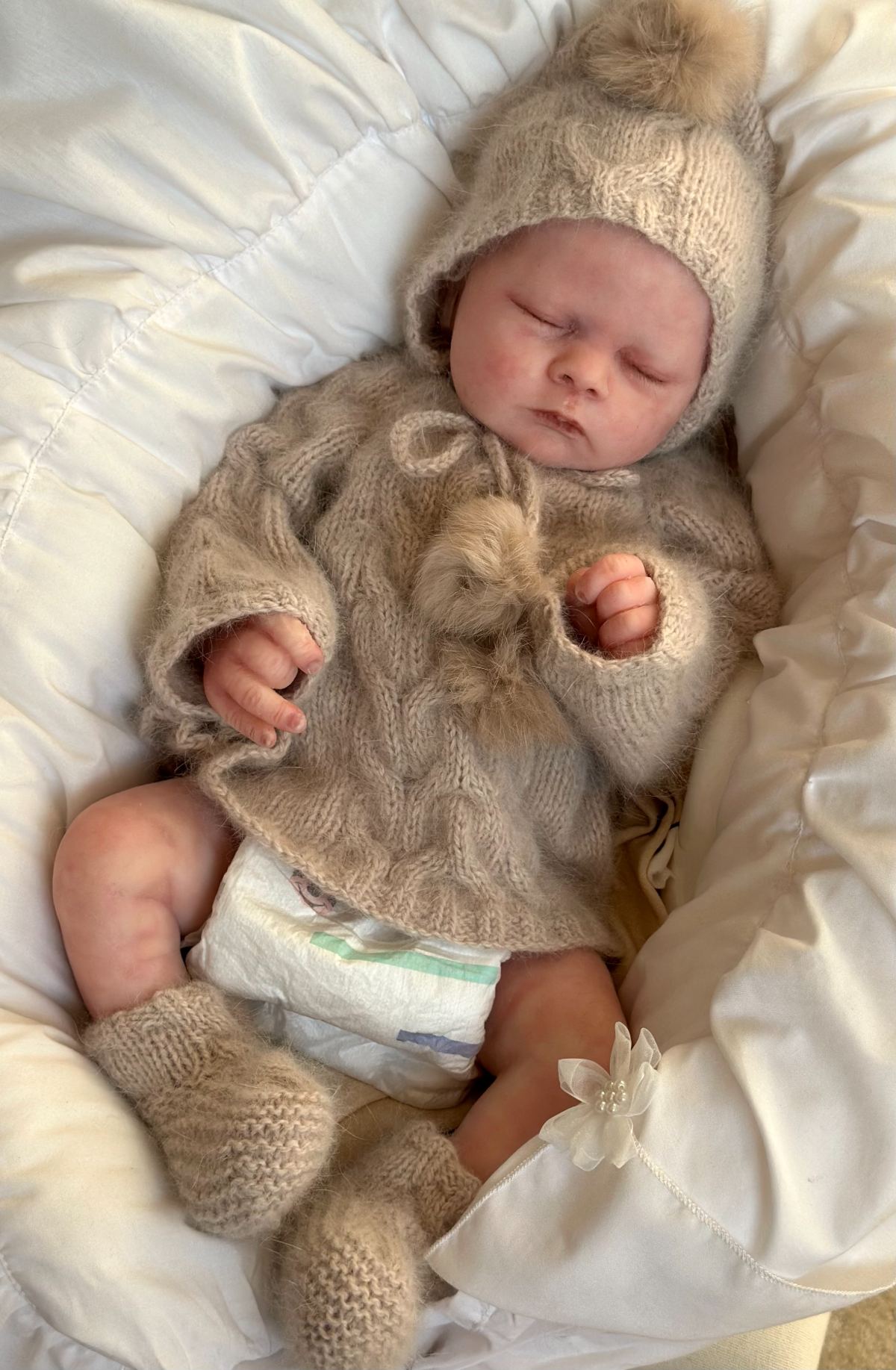 Vollsilikon-Baby Noah, schlafend