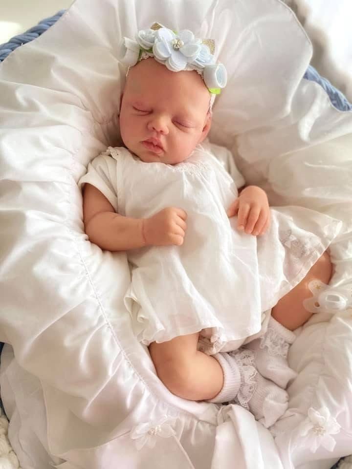 Vollsilikon-Baby Isabella, 51 cm, weich eingehüllt