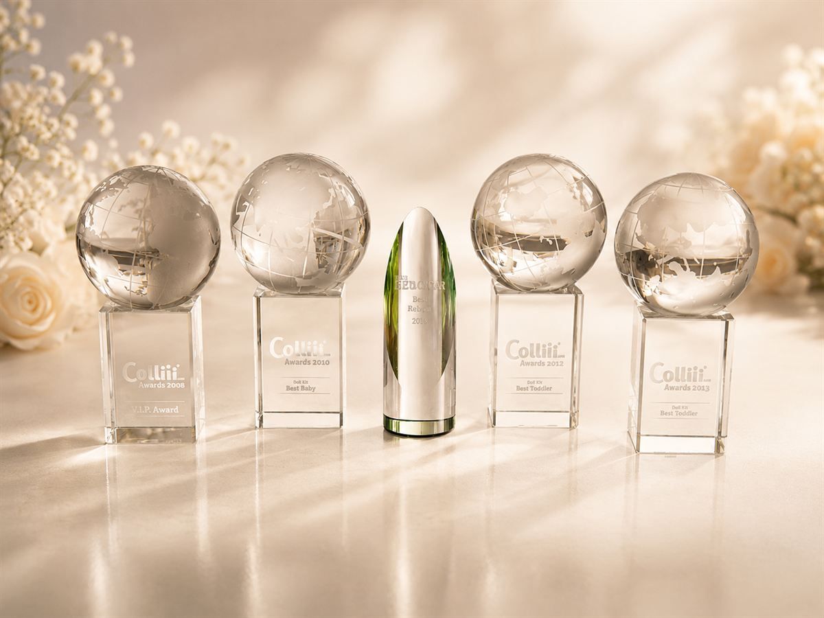 Colliii Awards — mehrere gläserne Trophäen mit Globus-Motiv